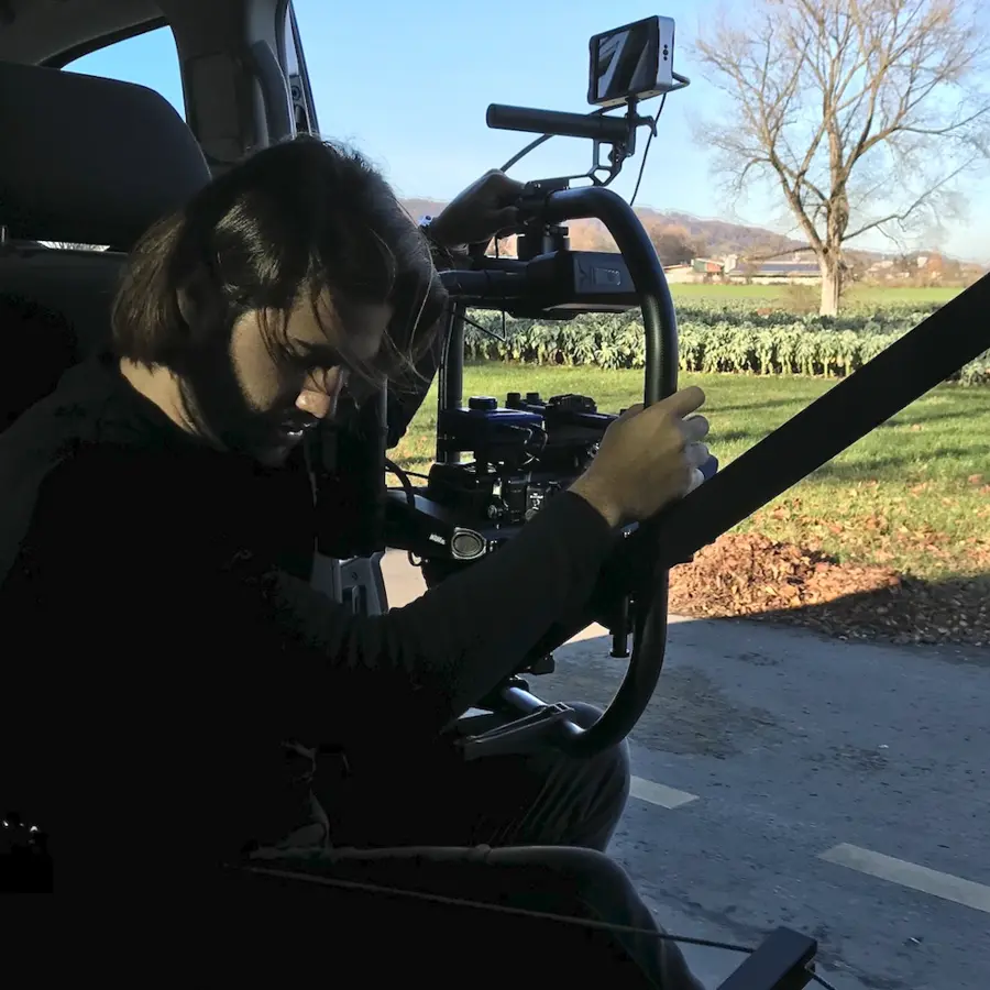 Ely Barbonaglia mit Kamera-Gimbal bei einem Dreh aus dem Auto