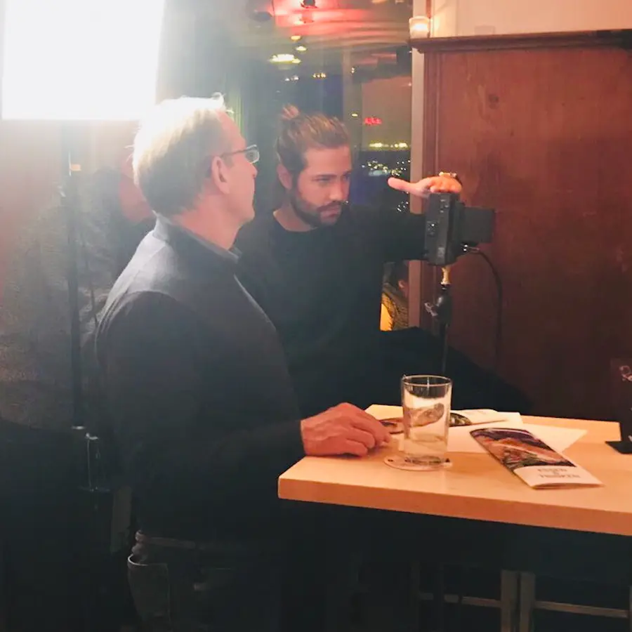 Ely Barbonaglia richtet bei einem Interview-Dreh die Kamera ein
